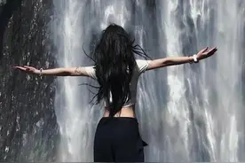 山里遇到瀑布怎么拍照好看？瀑布人像照拍照技巧，又美又飒图片