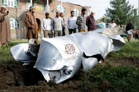 又击落一战机，飞行员被俘，有印军投降，莫迪受不了，印海军参战图片