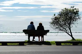 人老了以后，被子女拿走这2样东西，这个家也就散了图片