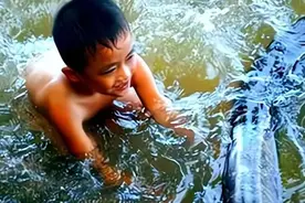 2001年海南小孩被激流卷走，一条蟒蛇救下孩子，男人：它是在报恩图片