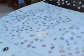 疑似熊孩子把奔驰车贴满贴画，车主已报警。评论区炸锅！图片