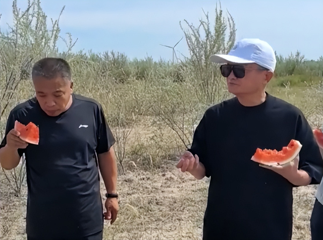 马云现身蚂蚁森林，大口吃西瓜，现场杂草丛生，跟2016年对比明显