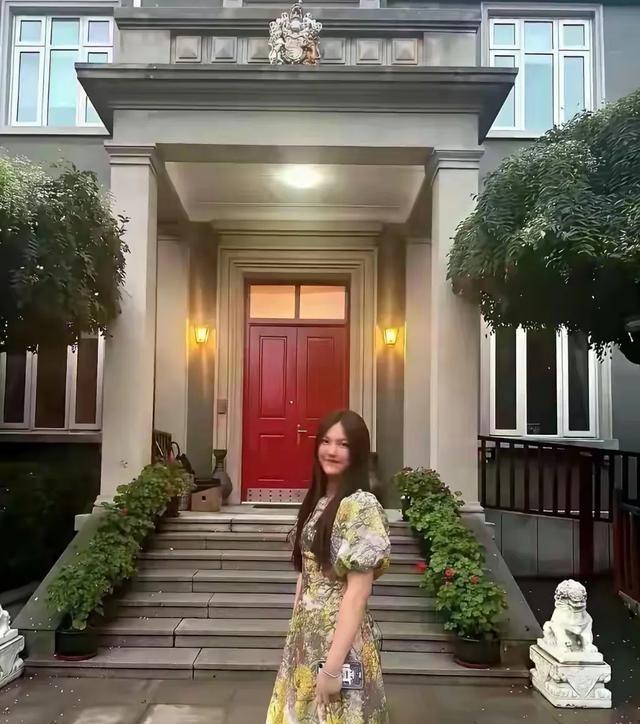李湘在平台晒自家北京小院。大到让网友以为是景区，真的太有钱了