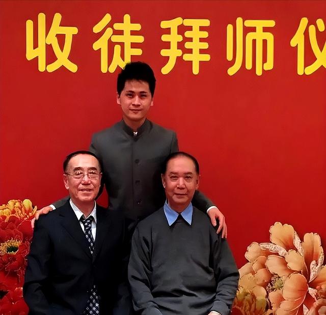 哇。这两位“90后”京剧老生，原来都是小帅哥啊