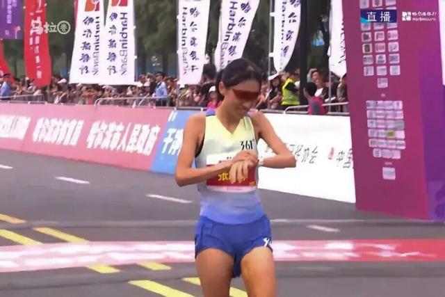“最快女护士”被解雇？医院给出回应，媒体：网友想全方位毁掉她