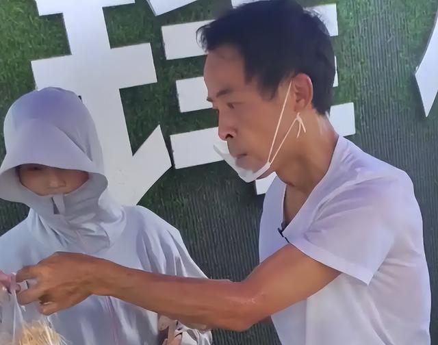 4天涨粉19万！“鸡排哥”被流量砸中	，生活翻天覆地