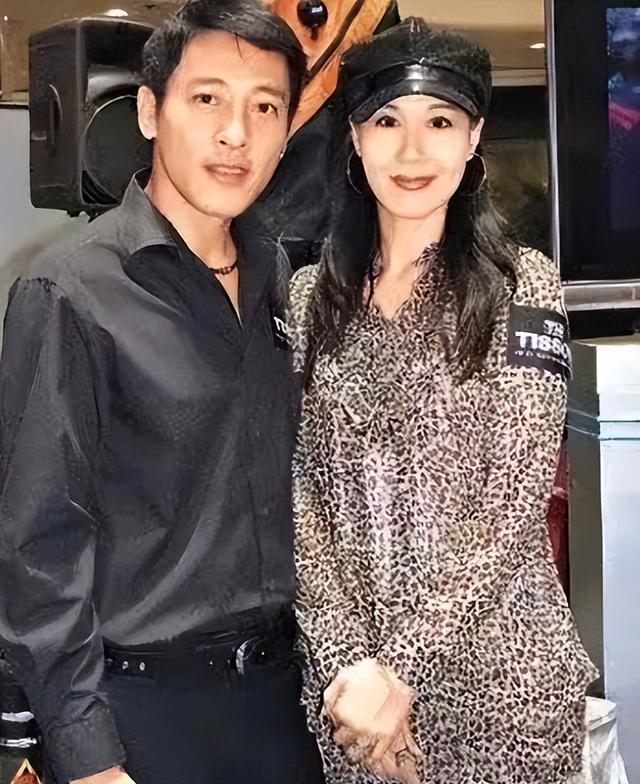夫妻俩为了不变老，26年不吃肉，丁克31年，如今状态让人不敢认