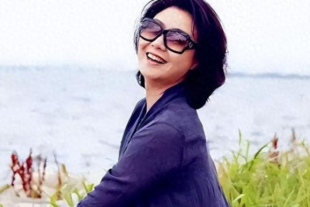 至今未婚未育，身边却有男人陪了近27年！59岁的她才是真人间清醒