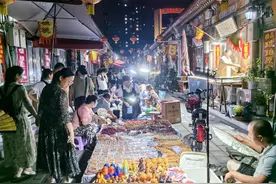 看摊主开核桃、买奥特曼木雕……这届年轻人白天逛故宫，晚上“转战”潘家园图片