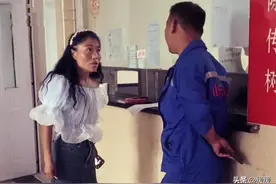 小网红玲玲离婚轰动全县，离开民政局时连蹦带跳，丈夫神情落寞图片