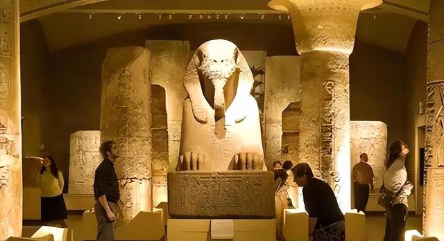 伊朗一对“情侣”躲进谷仓中拥吻，被发现时，已经吻了2800年