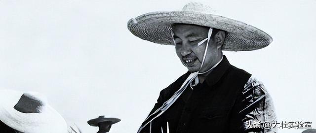 华国锋的夫人韩芝俊有多美？1961年的全家留影，30岁她端庄贤惠