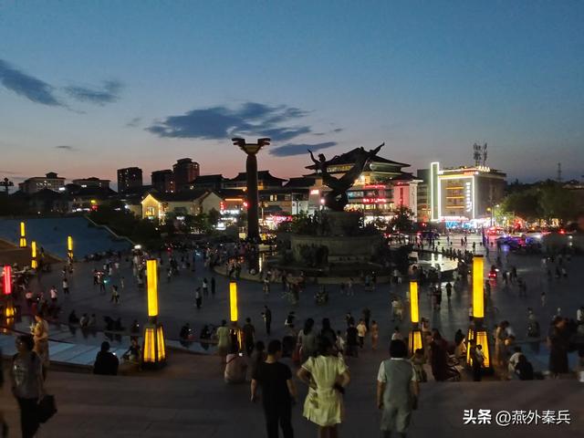 华清宫外的夜色，是文旅的尴尬，居民的闲娱，游客的懵逼