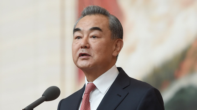 等不到贺电，高市露出真面目，不许中方做两件事，王毅斩钉截铁