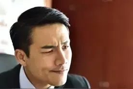那年父亲和别人发生口角，堂叔带着十几个男人赶来了，手拿半瓶酒图片