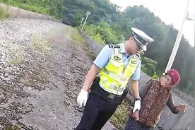 老人迷路误入高速 交警及时救助送回图片