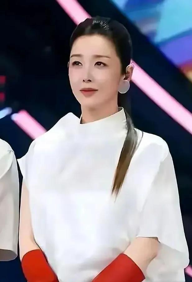 52岁孙悦整容效果真好，双眼皮大眼睛，一看这脸上就花了不少钱