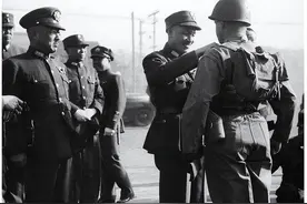 黄埔军校教官为何打不过自己的学生？张治中坦言：何敬之坑了老蒋图片