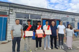 危急时刻他们3人挺身而出！呼和浩特向救人英雄颁发见义勇为荣誉证书和慰问金图片