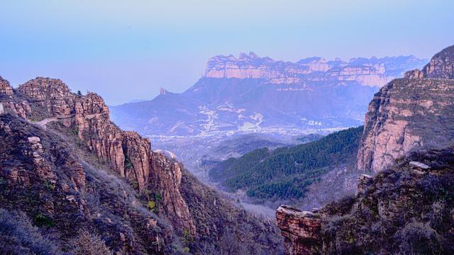 游东太行，望群山 ，感悟‘云海翻腾走龙蛇，绝壁生辉见奇峰’