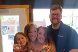 美国连体双胞胎嫁给同一个男人！共用身体34年，还要一起生孩子？图片