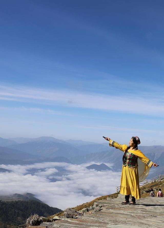 登上新疆云霄峰，一览四国景！