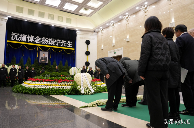 杨振宁葬礼刚结束，恶心的一幕就出现了！遗体盖国旗都被人质疑
