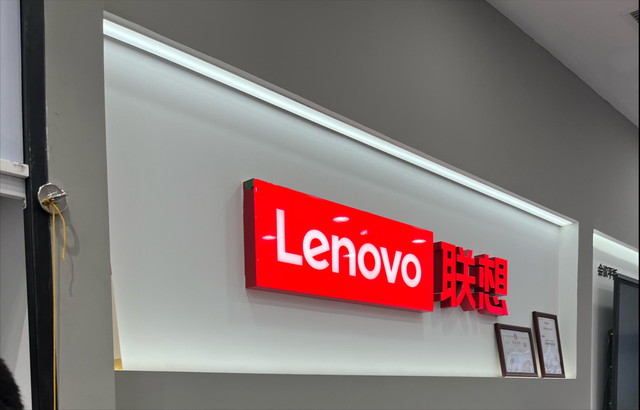 扎心！人家领导求着休假	，你却带病加班！打工人福利到底差在哪？