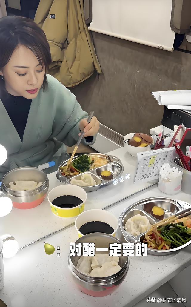 孙俪冬至夜煮饺子，6个饺子青菜和1块红薯，自律到令人佩服