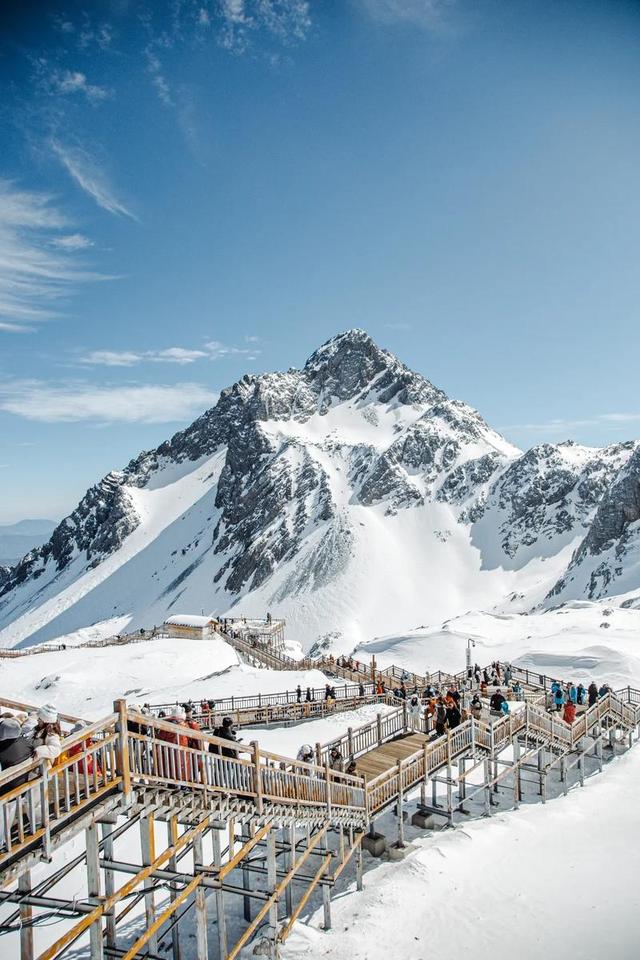 云南下雪了？你没有听错！云南两地飘雪了，美不胜收