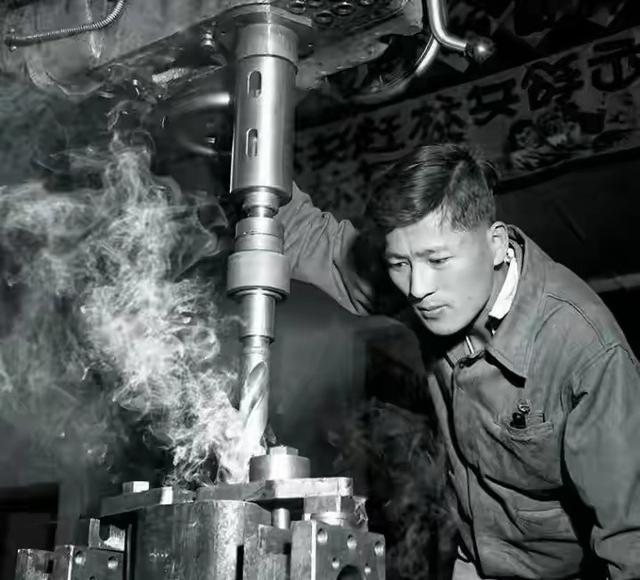 他曾担任3个直辖市市委书记，40岁官至副国级，43岁粉碎重大阴谋