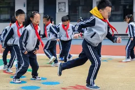 “小学生厕所社交”冲上热搜，家长心痛发声：何时才能还孩子自由图片