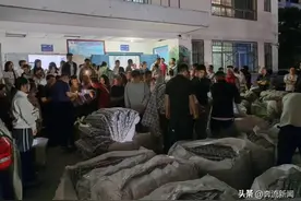 文旅局副局长直播间涌入大量游客求订房，甘肃武都腾出1600间学校宿舍免费安置图片