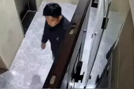 午夜惊魂！变态男子凌晨裸露下体钻进女生床下，被发现后诡异发笑图片