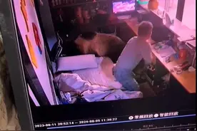 西藏一头棕熊凌晨扒门入室翻找食物，熟睡男子吓醒逃跑，警方：已派人驱赶图片