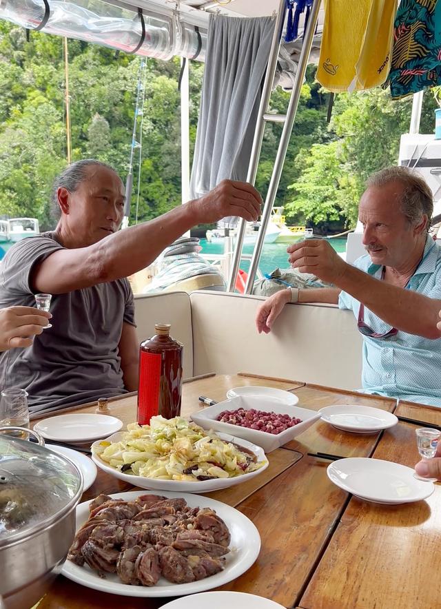 翟墨船长：用家乡的炒鸡和白酒，交四海朋友