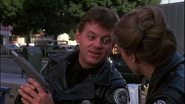 好莱坞的军火库：深度揭秘“机械战警”的武器选用与改装