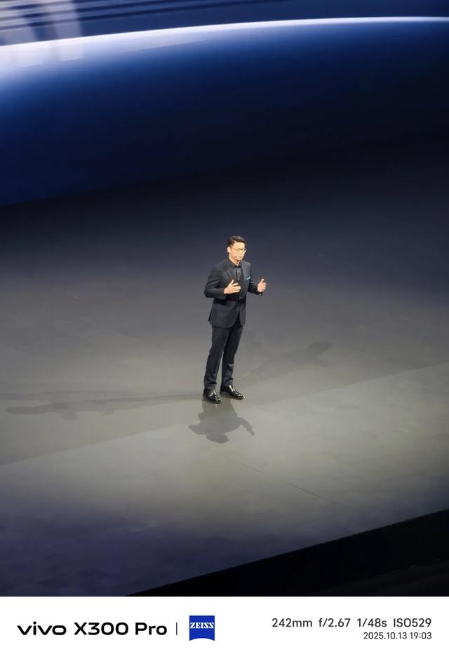 vivo X300系列正式发布！真机上手、配置信息汇总及样张汇总！