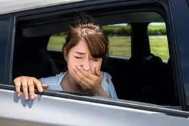 为什么有的人一坐车就头晕想吐？原来，他们的身体发生了变化图片