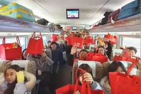 列车上发12款单品总价超200元的超大份量特色零食 游客：体验上货式旅游图片