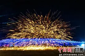 甘肃敦煌非遗打铁花激发冬春旅游新活力图片