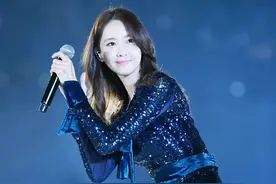 韩国第一美女林允儿蓝色短裙迷人写真大片图片