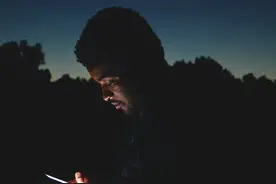 熬夜玩手机的后遗症，你可能不为人知的三个痛苦图片