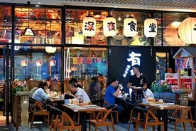 女儿出嫁仅半年，妈妈太想女儿，带着被子在女儿楼下打地铺图片