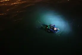 青岛有一群“海底淘金客”，年入二三十万元！海鲜、手机、金项链甚至汽车沉船都能捞图片