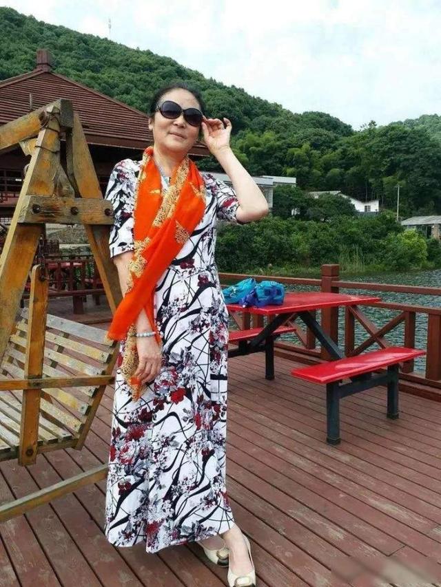 “自以为时髦，实际很廉价”的3种中国式大妈穿搭，看看是你吗？