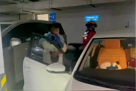 杭州小男孩被困车内，怎么救？消防员果断破窗图片