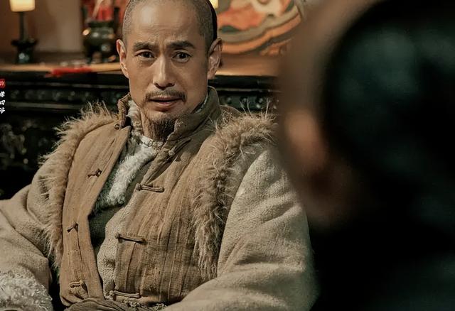 54岁凭央视大剧一夜爆火，如今又父子同台飙戏，17岁儿子比他还帅