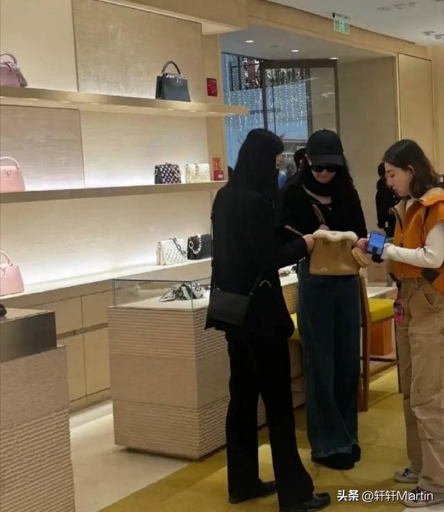 刘亦菲逛LV店被偶遇	，试衣专注忘镜头，网友：这“骨相	”太能打了