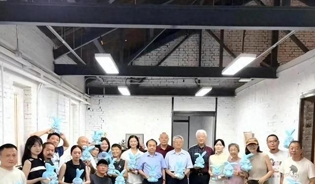 宋祖英私下聚会照流出，穿棉麻衣留短发，印象被完全颠覆呢